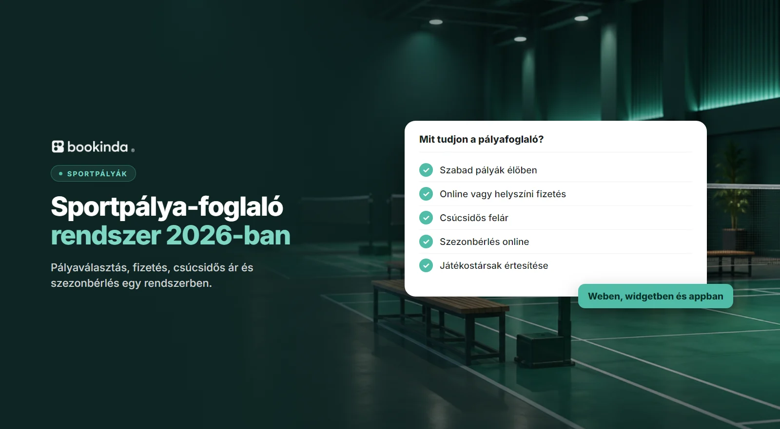 Esti tollaslabdacsarnok zöld pályákkal, hálóval és padokkal, előtte egy kártya a jó pályafoglaló fő tudnivalóival.